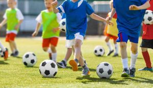 bambini giocano a calcio