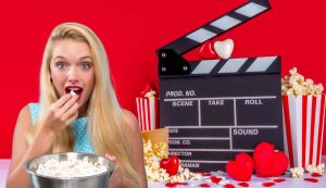 donna mangia popcorn e guarda serie tv